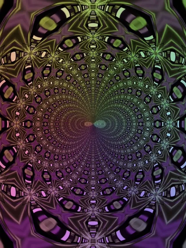 نفق نيون متماثل مع نمط كاليدوسكوب كسري بنفسجي وأخضر يلتف نحو الداخل، مما يخلق دوامة هندسية ساحرة لحلقة VJ
