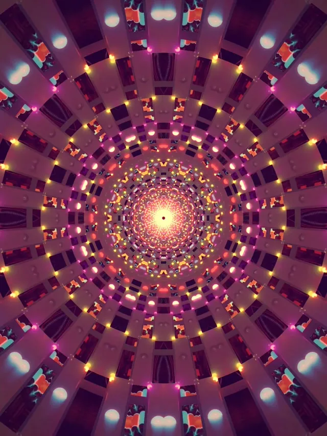 Симетричен неонов тунел спирализиран навътре с концентрични кръгове розова, лилава и злато-жълта светлина създавайки хипнотизиращ мандала вихър VJ