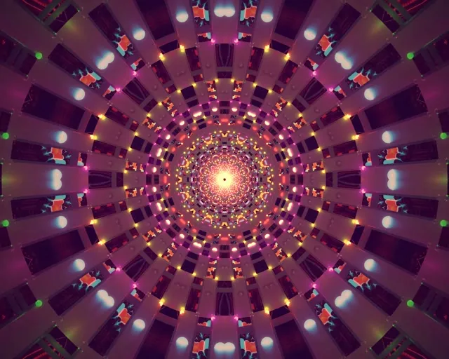 Spinduliuojanti neoninio tunelio spiralė su aukso šviesos centru, violetiniai ir rožiniai geometriniai sluoksniai, simetriškas kaleidoskopo mandala raštas, 60fps VJ judesio kilpa