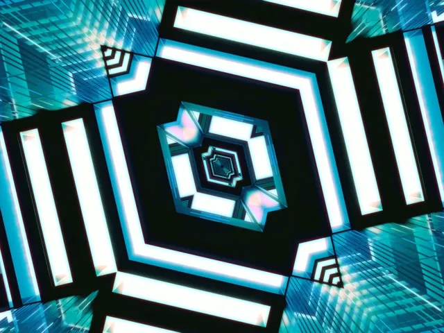 Cyan og hvidt neontunnel med roterende diamantgittermønster, koncentriske firkanter skaber illusion af uendelig dybde i denne 4K 60fps VJ-løkke