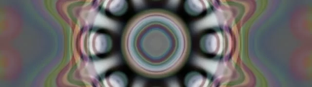 Pulsojantis neoninės šviesos tunelis su koncentriniais apskritimais ir blizgančiais geometriniais raštais žydrame, magenta ir žalių spalvų